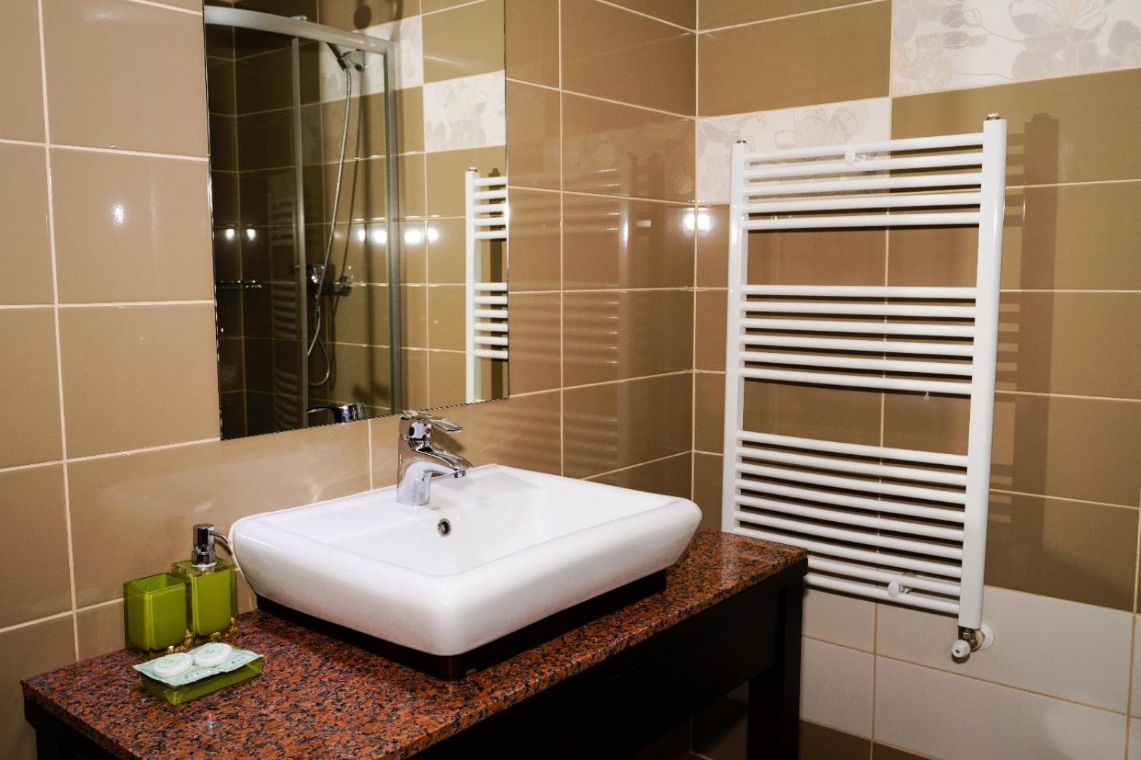 Hotel Criss ブカレスト エクステリア 写真