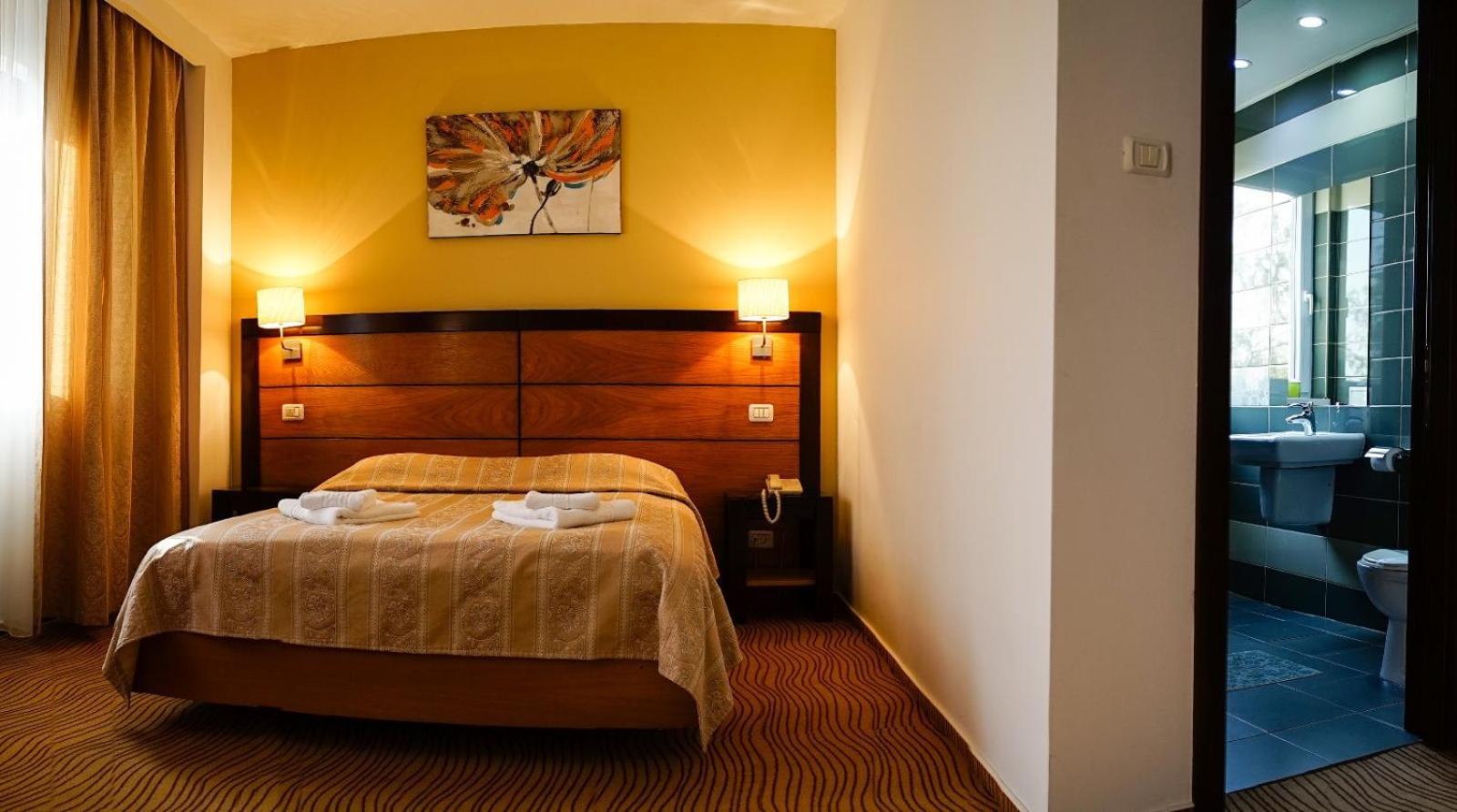 Hotel Criss ブカレスト エクステリア 写真