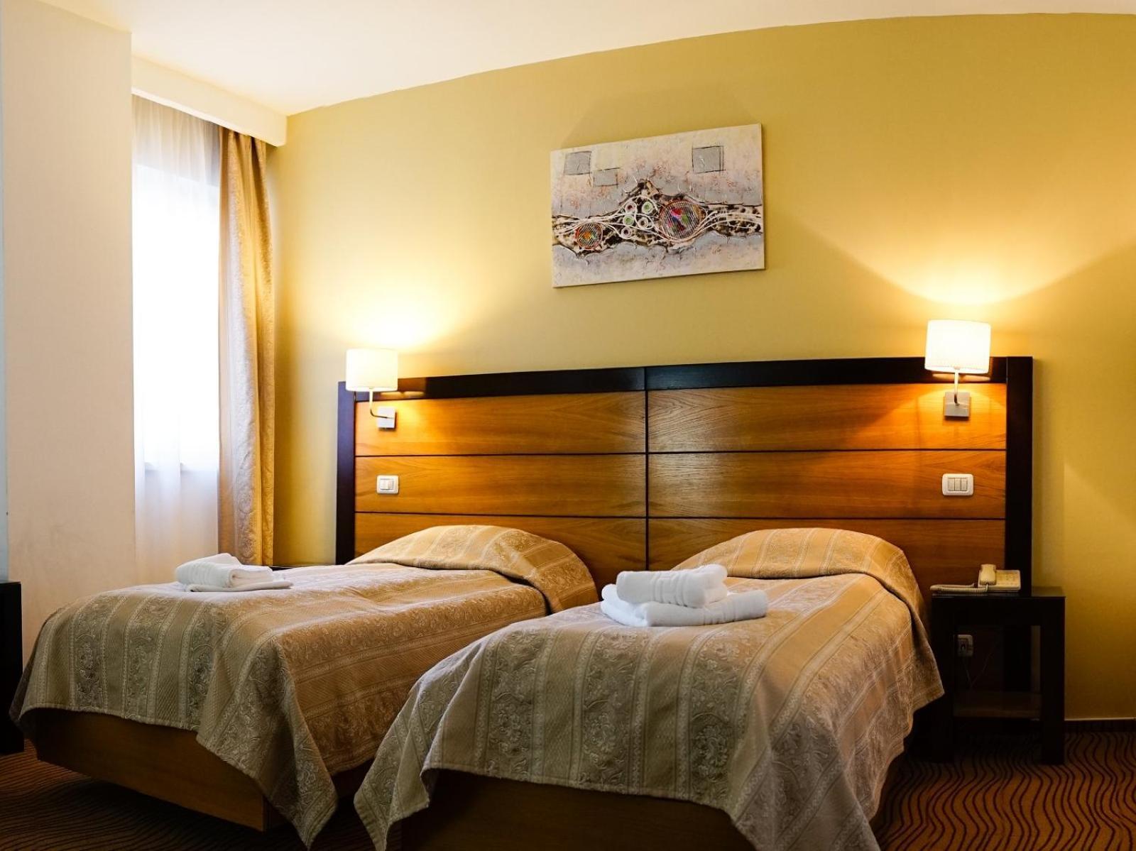 Hotel Criss ブカレスト エクステリア 写真