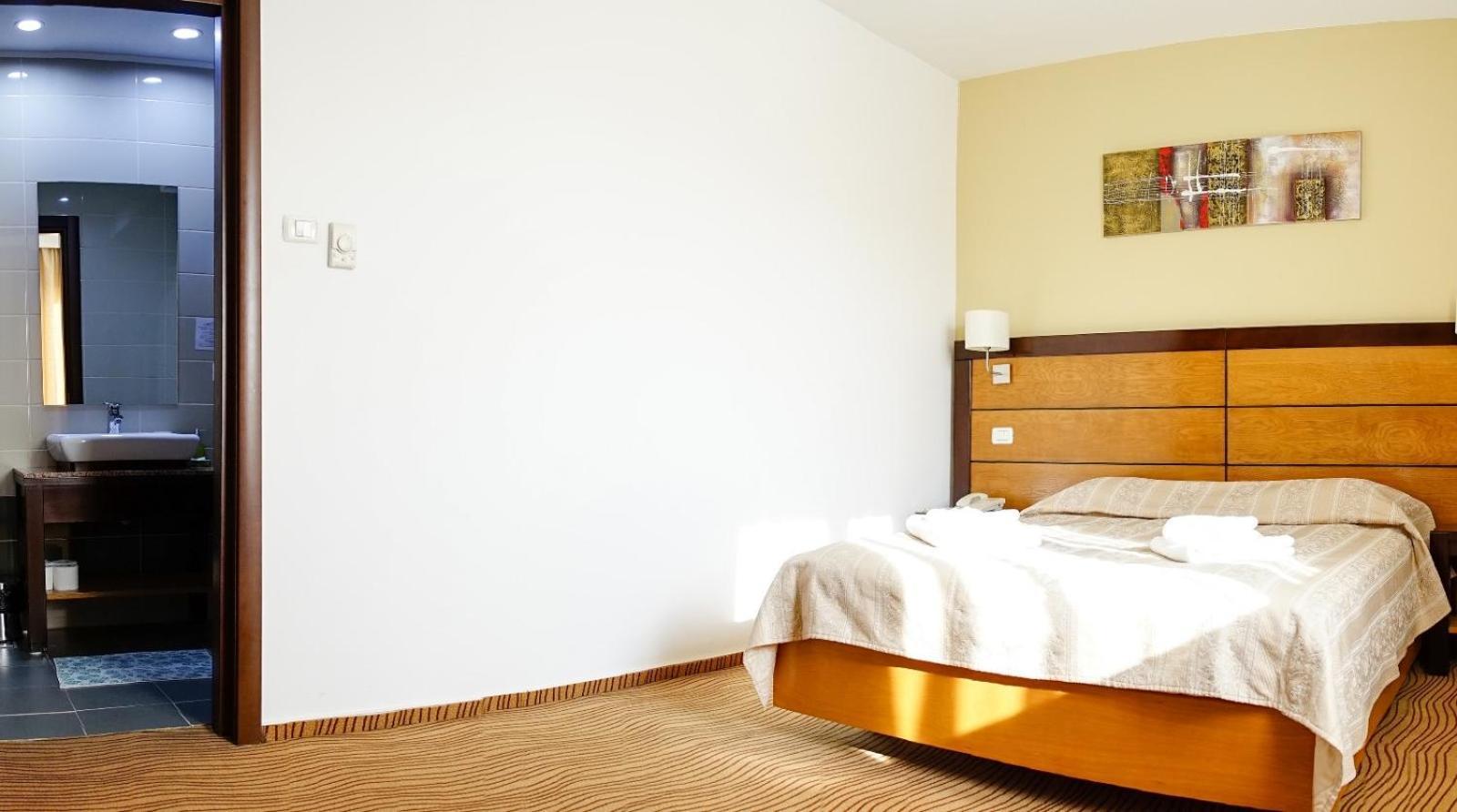 Hotel Criss ブカレスト エクステリア 写真