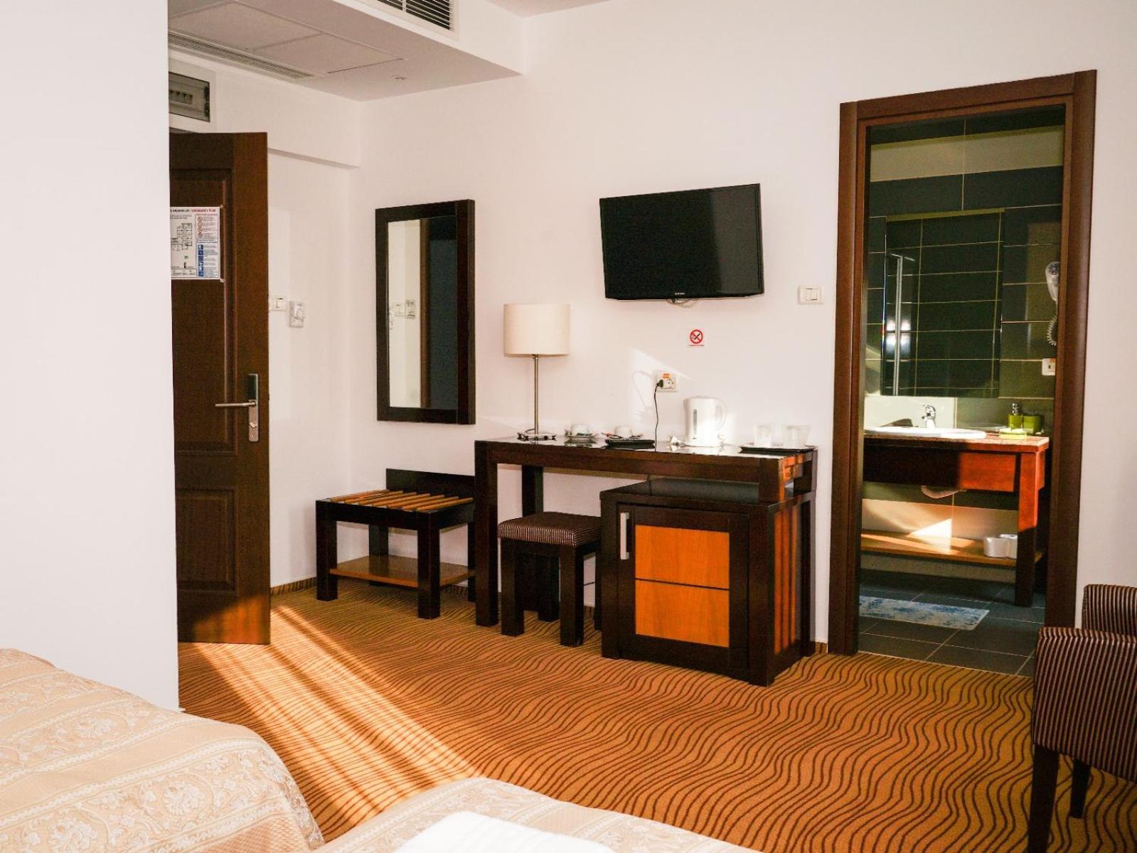 Hotel Criss ブカレスト エクステリア 写真